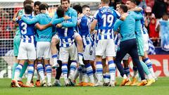 MADRID, 28/05/2023.- Los jugadores de la Real Sociedad celebran la finalización del encuentro correspondiente a la jornada 37 de Primera División que han disputado hoy domingo frente al Atlético de Madrid en el estadio Metropolitano, en Madrid. El resultado 2-1 les asegura el pase a La Liga de Campeones una década después. EFE / Rodrigo Jiménez.
