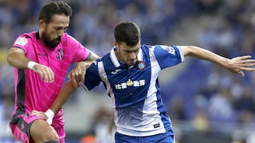 El defensa del Espanyol, Aar&oacute;n Mart&iacute;n, durante el encuentro contra el Levante.