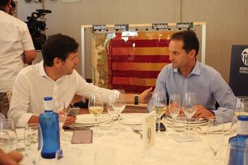 La Asociación de Futbolistas del Valencia se ha reunido este mediodía para celebrar una comida que guardaba un especial secreto. Fernando Giner, presidente de la Asociación, desveló que se había recuperado la bandera original del club confeccionada en el año 1924 y que estaba desaparecida. En la foto, Giner conversa con Alemany.

