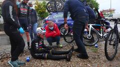 Remco Evenepoel, en el suelo, tras sufrir una caída por culpa de un perro en el Giro de Italia.