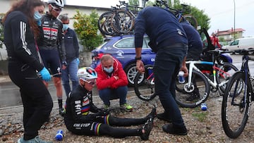 Remco Evenepoel, en el suelo, tras sufrir una caída por culpa de un perro en el Giro de Italia.