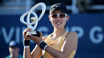 Zheng Saisai, posa con el trofeo.