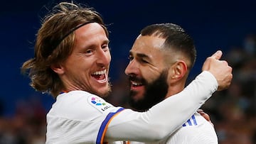 Modric y Benzema celebran un gol que el francés marcó al Atlético en diciembre de 2021.