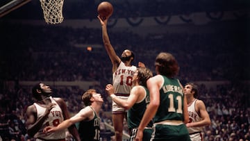 Walt Frazier lanza a canasta durante un partido de las finales de Conferencia de 1973.