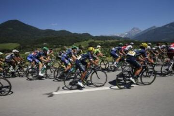 El pelotón recorriendo los 184 km de la etapa de hoy. 