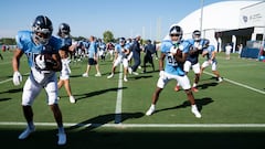 Tennessee Titans warm up during a joint training camp practice against the Arizona Cardinals