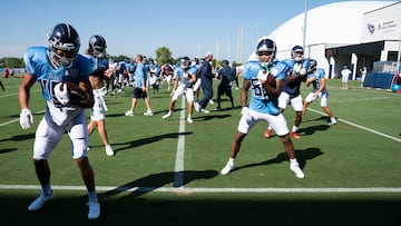 Tennessee Titans warm up during a joint training camp practice against the Arizona Cardinals