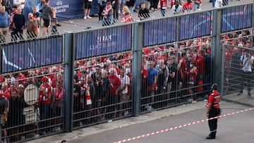 Hinchas ingleses intentan acceder al estadio de Francia antes de la final de la Champions League.