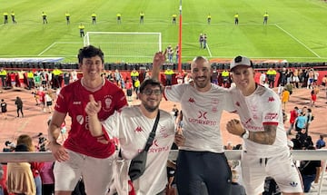 Corro, primero a la derecha, en el estadio Tomás Ducó de Huracán. 