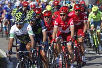 GRA117. VILANOVA I LA GELTRÚ (BARCELONA), 26/03/2016.- El corredor colombiamo del equipo Movistar, Nairo Quintana (i) a su paso por Castellví de la Marca durante la sexta etapa de la Volta a Catalunya disputada hoy entre las localidades de Sant Joan Despí y Vilanova i la Geltrú, con un recorrido de 197,2 km. EFE/ Quique García