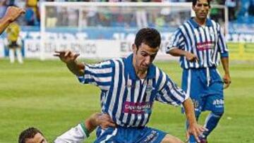 <b>TRABAJO. </b>Ito intenta evitar desde el suelo que Emilio Sánchez se lleve el balón .