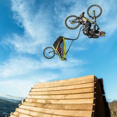 Danny MacAskill muestra sus increíbles dotes como 'canguro' encima de la bici