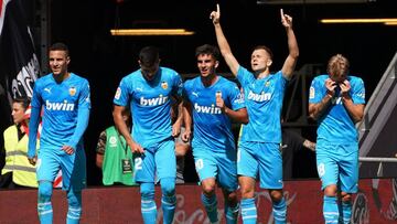 Valencia&#039;s Russian midfielder Denis Cheryshev (2R) celebrates with teammates after scoring a goal during the Spanish league football match between Athletic Club Bilbao and Valencia CF at the San Mames stadium in Bilbao on September 28, 2019. (Photo b