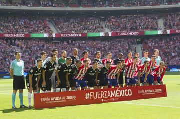 Los jugadores del Atlético de Madrid  y Sevilla posan juntos en memoria de las víctimas del terremoto que el pasado martes asoló la capital mexicana, antes del inicio del partido ante el Sevilla, correspondiente a sexta jornada de LaLiga Santander disputado en el estadio Wanda Metropolitano. 