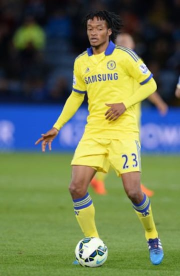 El volante colombiano lucha por ganarse la titular en el onceno de Mourinho. Con picardía y alegría, Juan Guillermo aporta sus cualidades en el ataque del Chelsea.