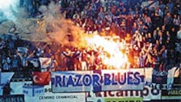 <b>BENGALAS EN SAN LÁZARO</B>. La peña deportivista exhibió bengalas en el estadio compostelano.