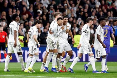 6-1. Jude Bellingham celebra tanto con sus compañeros.