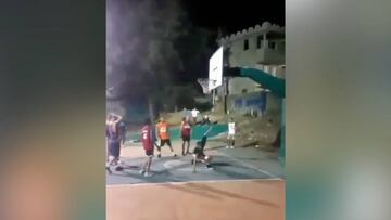 El sorprendente salto que dejó una increíble clavada callejera