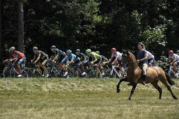 Una amazona galopa junto al pelotón en la 16ª etapa del Tour de Francia.