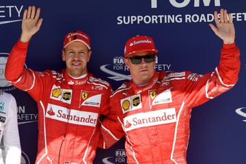 Vettel y Raikkonen, de Ferrari, celebrando la clasificación en el GP de Hungría. 