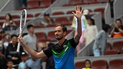 El tenista ruso Daniil Medvedev celebra su victoria ante Tommy Paul en el Torneo de Pekín.