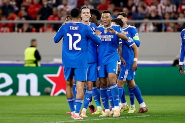 1-2. El delantero francés celebra el segundo tanto con sus compañeros.