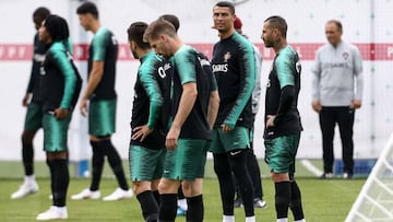 Cristiano Ronaldo entrena junto a sus compañeros de la selección de Portugal en la concentración de Kratovo para el partido de su debut en el Mundial ante España.