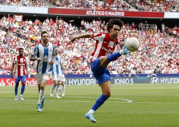 João Félix trata de controlar el balón. 