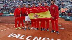El equipo de Espa&ntilde;a de Copa Davis posa con la bandera de Espa&ntilde;a tras ganar a Alemania en la eliminatoria de cuartos de final de 2018 celebrada en la Plaza de Toros de Valencia.
