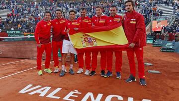 El equipo de España de Copa Davis posa con la bandera de España tras ganar a Alemania en la eliminatoria de cuartos de final de 2018 celebrada en la Plaza de Toros de Valencia.