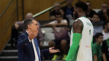 Alejandro Martínez haba con Oderah Anosike.