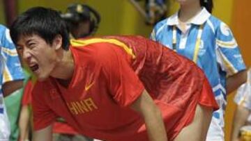 <b>MALA SUERTE. </b> Liu Xiang ni siquiera pudo tomar la salida en los 110 vallas.