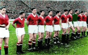 El seis de Febrero de 1958. La expedición del Manchester United regresa a Inglaterra desde Belgrado. Hacen escala en Múnich, donde nieva copiosamente. Al intentar el despegue, el aparato no toma la necesaria altura y se estrella al rebasar la pista.