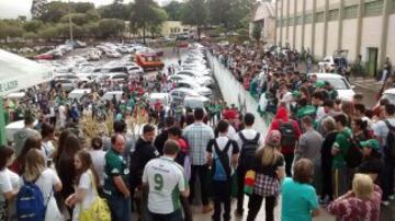 Aficionados del equipo Chapecoense frente a la sede del club, recuerdan a las v¨ªctimas del accidente a¨¦reo.