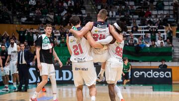 Matt Costello, pívot del Baskonia, se retira apoyado en dos compañeros tras su lesión frente al Joventut.