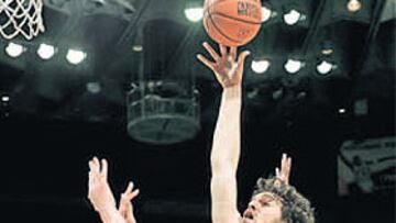 <b>GUERRERO ENTRE WARRIORS. </b>Pau anota en la noche de Oakland.