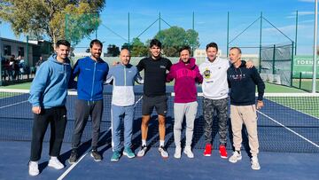 Carlos Alcaraz, en el centro, con su equipo en Villena.