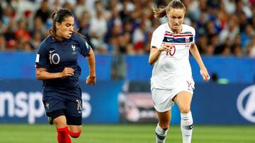 La francesa Amel Majri (i) en acción contra la noruega Caroline Graham Hansen (d) durante un partido entre las selecciones de Francia y Noruega por el Grupo A de la Copa Mundial de Fútbol Femenino este miércoles, en Niza (Francia).