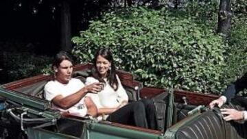 <b>PIEZAS DE MUSEO. </b>Rafa Nadal y Ana Ivanovic disfrutan de un 'Packard' de época, en Roland Garros.
