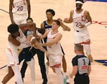 A puñetazo limpio y dos expulsados: la pelea más propia de los 80 que conmociona a la NBA