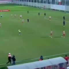 El momento en el que los ultras griegos saltan al terreno de juego con palos