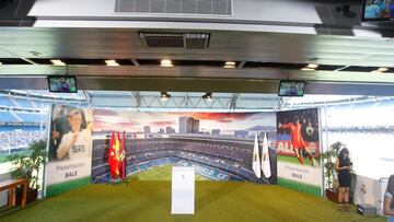 Una imagen de Bale de niño con la camiseta blanca, en el acto