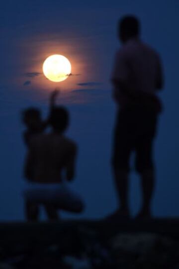 La superluna vista desde un resort de la isla indonesa de Balí. 

