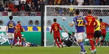 2-1.  Tanaka marca el segundo gol. El VAR, tras revisar la jugada, da válido el tanto al no rebasar por completo el balón la línea de fondo en el centro al mediocentro japonés.