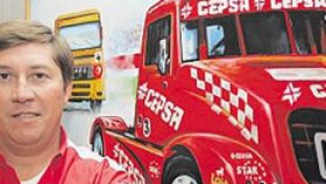 <b>ORGULLOSO. </b>El piloto madrileño posa feliz ante un cartel donde aparece su camión y su patrocinador.