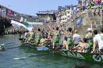 Los chicos de Hondarribia celebran la Bandera de la Concha.