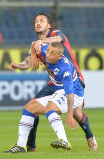 Pinilla trata de ganarle la posición a Angelo Palombo de la Sampdoria. 