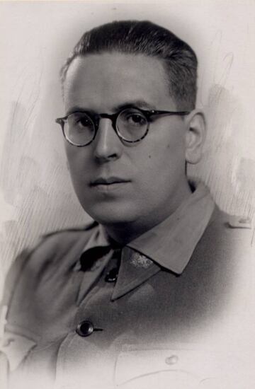 Julián Abril, con el uniforme de capitán médico de un tercio de requetés en la Guerra Civil.