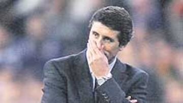 <b>"TODOS ALERTA EN NAVIDAD". Que Florentino está preocupado por la crisis deportiva de su equipo es palpable, incluso, para sus colaboradores habituales. De hecho, ayer comunicó a los miembros de la Comisión Deportiva que durante las Navidades deben estar todos localizables porque quiere mantener reuniones casi diarias con sus miembros para perfilar los acuerdos que permitan encauzar el rumbo perdido del que hablaba el presidente a los periodistas el pasado martes. De hecho, Florentino tiene cita hoy con Butragueño...