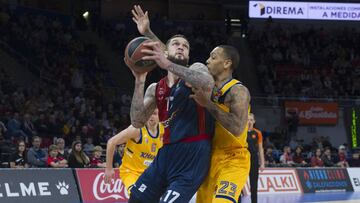 Poirier lucha por un bal&oacute;n durante el duelo